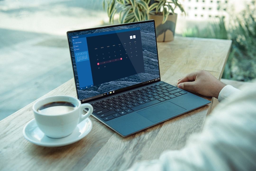 コーヒーショップでラップトップを使って作業するリモートワーカー(Photo by Dell on Unsplash)