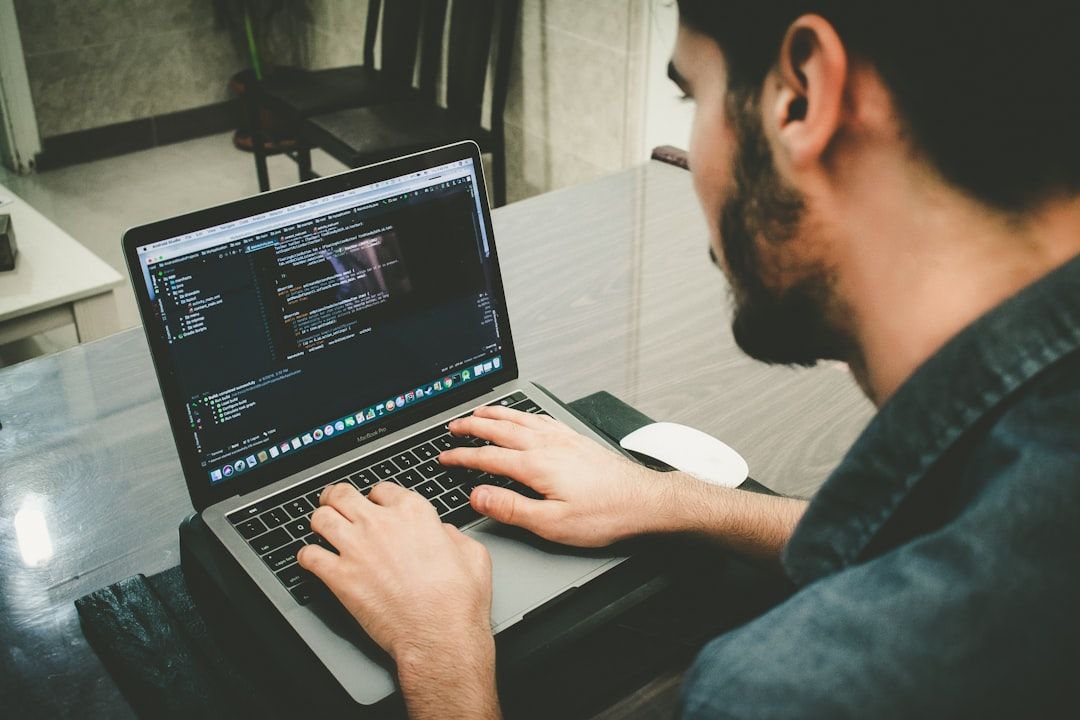 ラップトップで作業するフリーランス開発者(Photo by Danial Igdery on Unsplash)