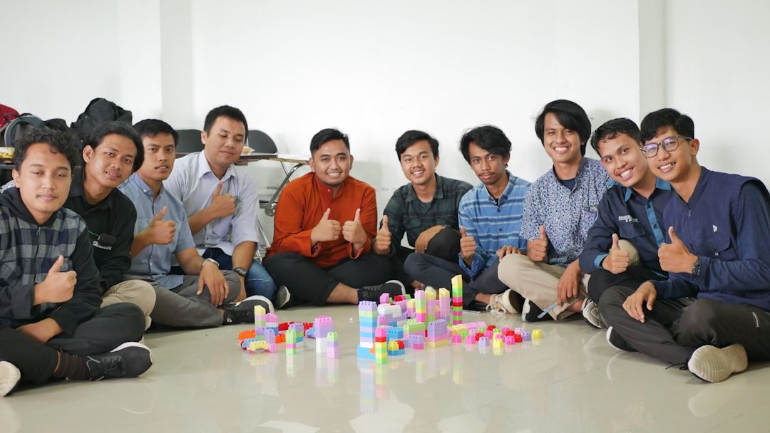 プロジェクト成功を喜ぶビジネスチーム