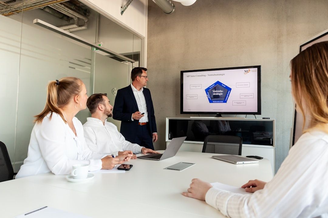 セキュリティリスクについて話し合うビジネスミーティング